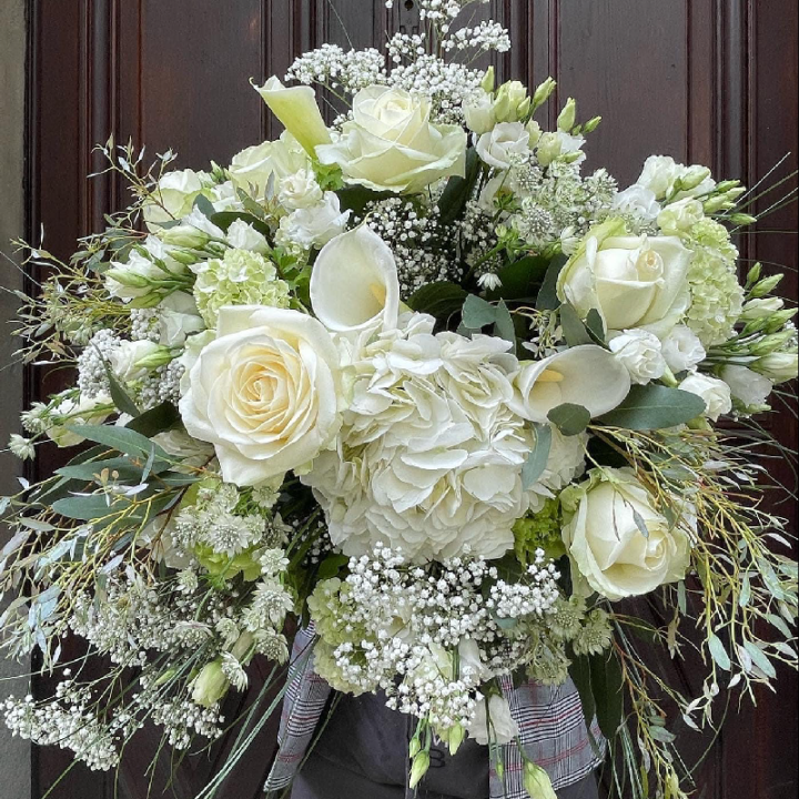 Jonas - Bouquet de fleurs blanches.
