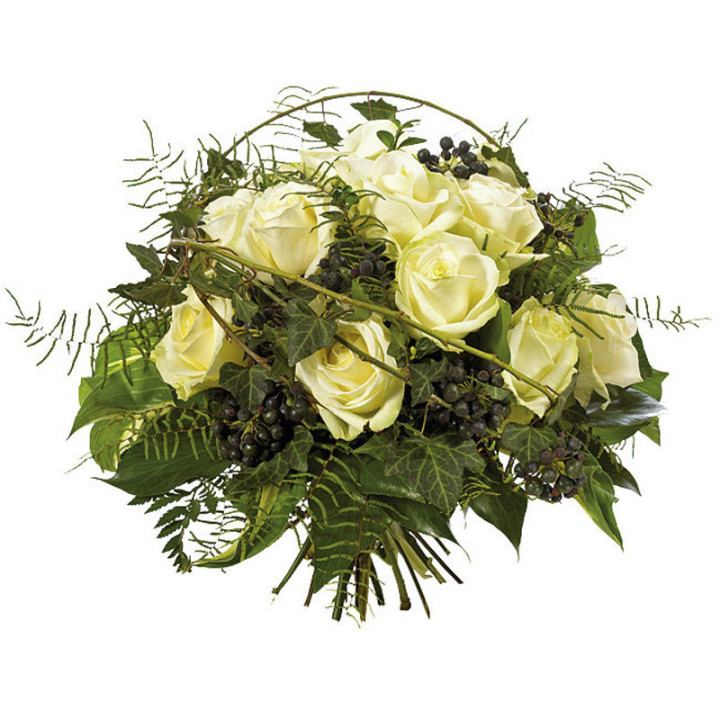 Clara - Un bouquet rond de roses blanches.