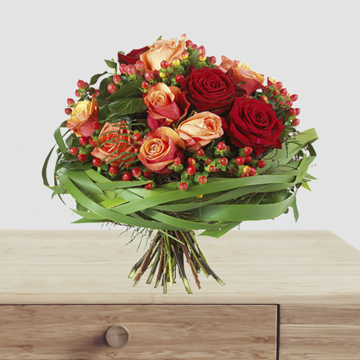 Elixir d'amour - Bouquet rond aux tons éblouissants de rouge.