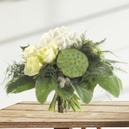 Perle - Un bouquet rond tout en vert et blanc.