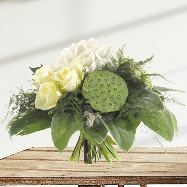 Perle - Un bouquet rond tout en vert et blanc.