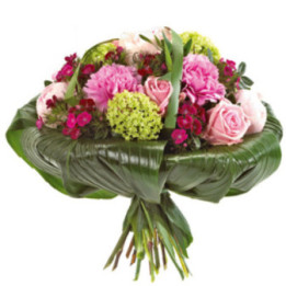 Maya - Un joli bouquet dans les tons de rose sur une collerette de feuillage.