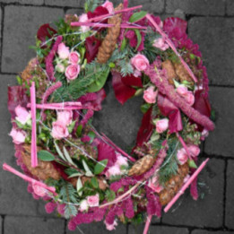 Roma - Une belle couronne de deuil rose.