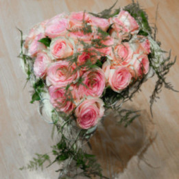 Princesse - Un bouquet de belles roses pastel et de feuillage comme un cœur.