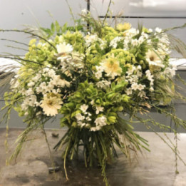 Hélène - Un bouquet rond travaillé tout en lumière ! Exclusivement réalisé avec des fleurs de production locale.