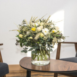 Léontine - Bouquet associant fleurs naturelles et fleurs séchées.