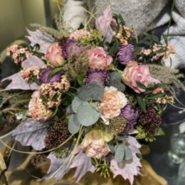 Ingénue- Bouquet rond dans les tons de rose.